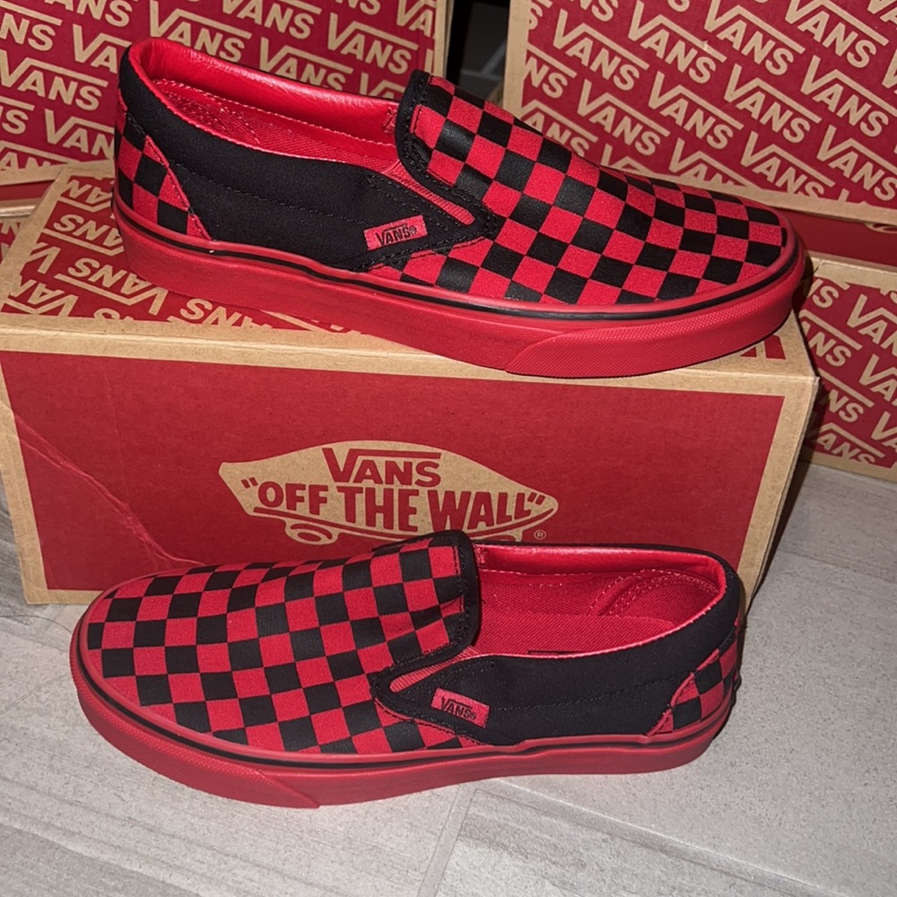 π₯ VANS CLASSIC SLIP-ON MONO CHECKERED RED AND BLACK SHOES π₯ - Picture 3 of 7